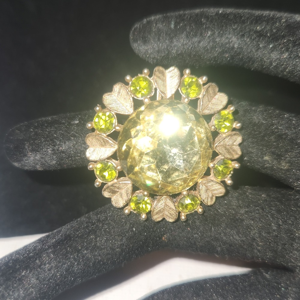 Avon Vintage Gold Tone Green Rhinestone Heart Brooch‎ Pendant